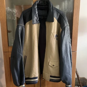 Vintage Guess läderjacka  - Så jävulskt snygg läderjacka från geuss. Köpt på humana för 1100kr.