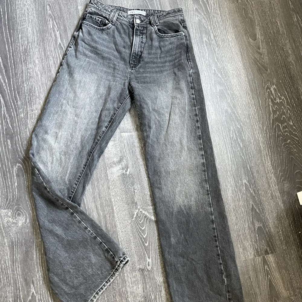 Gråa jeans från Zara, Wide Leg modell. De är långa på mig som är 175cm. . Jeans & Byxor.