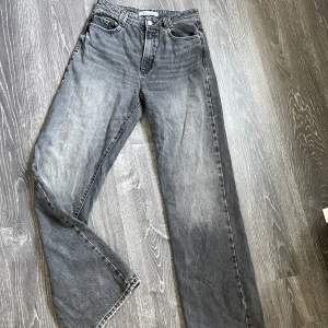 Gråa jeans från Zara, Wide Leg modell. De är långa på mig som är 175cm. 