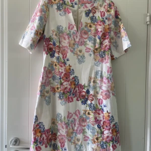 Klänning Pernilla Wahlgren  - Blommig klänning från Pernilla Wahlgren, storlek M. Dragkedja i ryggen.