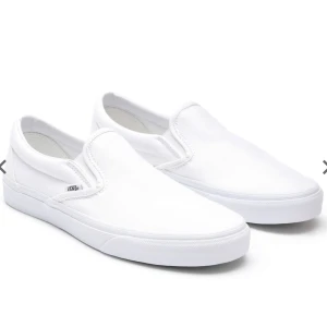 Oanvända Vans skor - Säljer mina oanvända vans skor med lappen på i storlek 38. Säljer på grund av att dem inte kommit till användning och är för små nu. Originalpris 749kr.