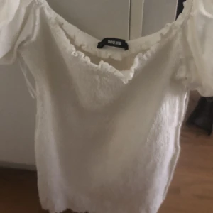 Vit klänning medellång  - Det är en vit klänning från Bikbok, den är lång upp till knäna och den är jätte somrig! 