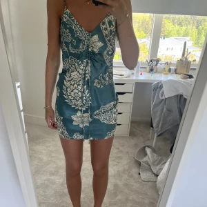 Klänning - Supersöt klänning från Zara. Knappt använd. 