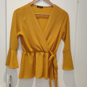 Topp - Oanvänd topp, ingen prislapp tyvärr, passar 34/36. 