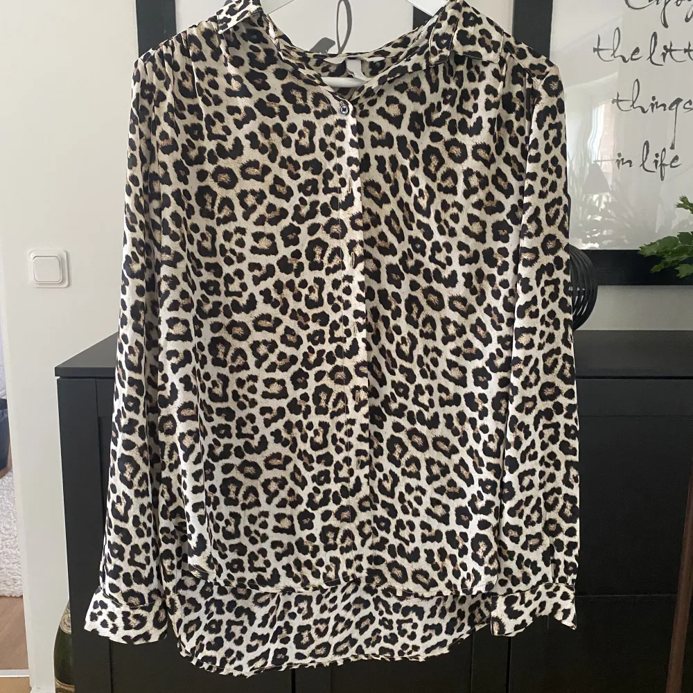 Leopard skjorta från HM i storlek S. Skjortor.