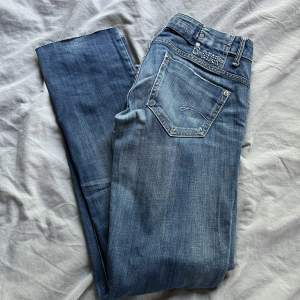 Lågmidjade bootcut jeans fårn G star raw denim köpt för 320 kr på Sellpy, prislapp kvar