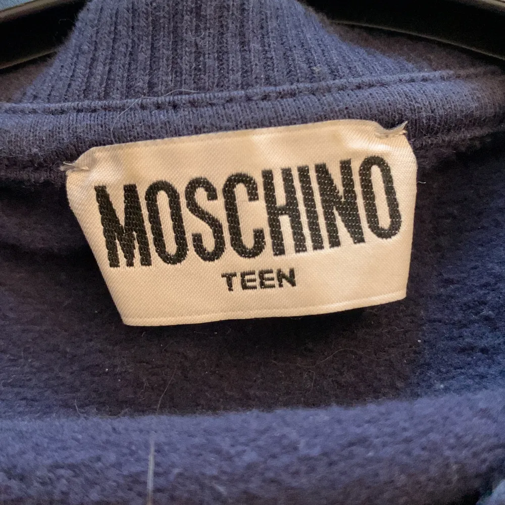 Äkta Moschino tröja. JÄTTE FIN tröja ifrån Moschinos barn avdelning. Skulle säga att den passar Xxs och Xs. . Hoodies.