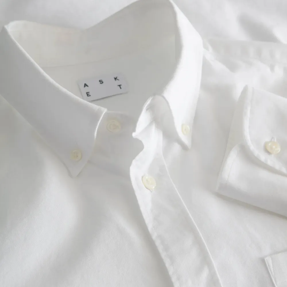 Asket Oxford skjorta i vit färg och bra skick. Säljer på grund av för liten. Nypris 1550kr, kvitto finns kvar!. Skjortor.