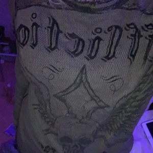 långärmad tröja - långärmad tröja som är köpt second hand för ca 2 månader men har aldrig använt pga inte min stil. jag vet inte vilken storlek det är men skulle säga att den är mellan M och L