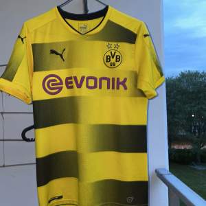 Borussia Dortmund tröja vet ej årsmodell men typ 16/17 eller 17/18. Köpt på arenan i Dortmund för 69€ som är typ 700 svenska kronor