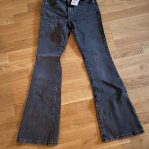 Jeans från Gina tricot, grå, low waist bootcut. Aldrig använda pga för liten storlek. Nypris 499 kr. Lappar kvar. 
