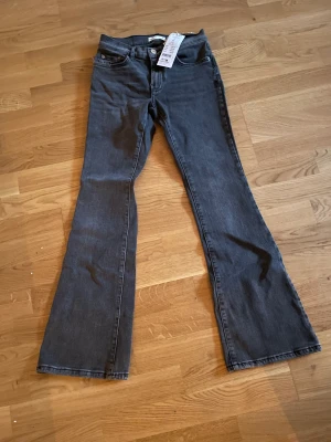 Low waist bootcut  - Jeans från Gina tricot, grå, low waist bootcut. Aldrig använda pga för liten storlek. Nypris 499 kr. Lappar kvar. 