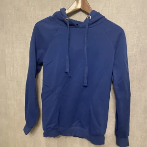 Blå hoodie - Blå hoodie från Gina tricot. Är i fint skick, med tanke på att jag haft den ett tag