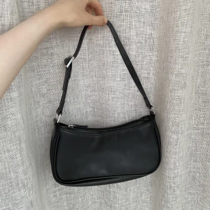 Väska  - Söt väska från Monki, knappt använd!