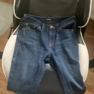 True religion jeans passar 14-15 år - Köpt för 1100 men tycker ej om dem längre
