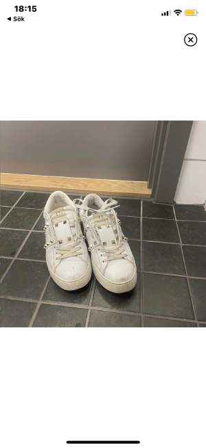 Säljer dessa valentinoskor i strl 37 som jag köpt här på plick då dem tyvärr var för stora😩 