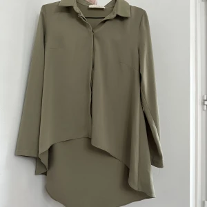 Skjorta  - Har bara använts 1 gång, inga skador det vill säga hål osv.