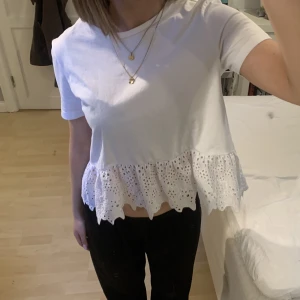 Söt topp - Säljer denna fina topp med gullig spets från zara! Storlek small och jag säljer för att den inte riktigt är min stil 💖Hör av dig innan du trycker på köp nu!