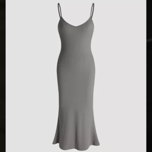 Ny klänning Skimsliknande - Säljer denna skims liknande klänning💞 Den är helt ny med prislappen kvar och säljes då jag råkade köpa fel storlek, returen var onödigt dyr så testar här! Storlek L. Strapsen är reglerbara😁 Lägger upp igen pga oseriös budgivare!