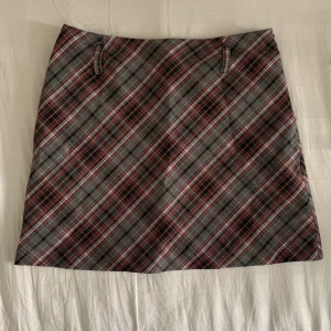 Rutig kjol - Fin kjol som jag tidigare köpt på plick. Kommer tyvärr inte till användning:/