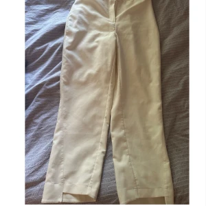 Vita kostymbyxor  - Vita kostymbyxor från Hoss kollektion på Nakd 🌼 små trådar som kommit upp lite här o var 