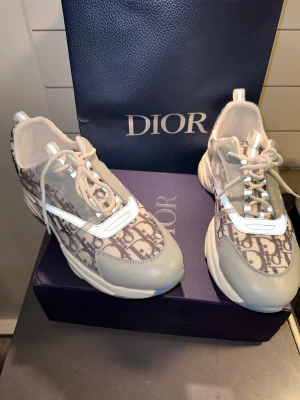 Dior B22 Skor - Använda ett fåtal gånger, köpta när jag var på resa till Italien i 2021 vintern (de hade precist kommit ut på sommaren då) men nu är det dags att bli av med dessa rackarna då dom numera bara samlar damm på skohyllan då jag är lite av en ”sneakerhead”. 