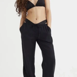 svarta lågmidjade linnebyxor  - säljer dessa nya svarta lågmidjade byxor ifrån hm! aldrig använda, priset kan diskuteras & frakt tillkommer. skriv till mig vid frågor/ funderingar 💕