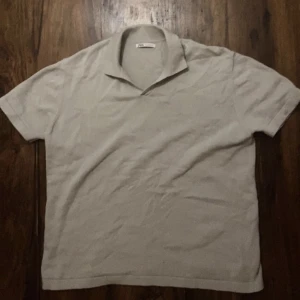 Somrig Piké Tröja - Fräsch beige Piké Tröja som är i bra skick, säljes på grund av att storleken inte passar mig 🌟 Tveka inte på att höra av dig!