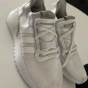 Adidas skor - Nästen som nya. Dom är for lite til mig så sälja dom
