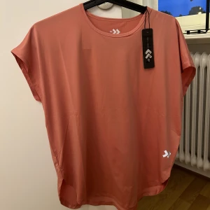 Rosa träningst-shirt - Storlek XS, aldrig använd! 50kr.