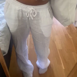 Linnebyxor lågmidjade  - Säljer mina lågmidjade linnebyxor från Chelsea i storlek M. Köpta i Chelsea butiken för 599 kr o säljer nu för 300 kr + frakt. Priset kan diskuteras vid snabb affär 💕