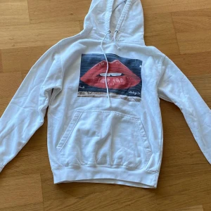 The cool elephant lips hoodie - Vit hoodie från the cool elephant, nyskick, strl S💓💓💓(lånade bilder)