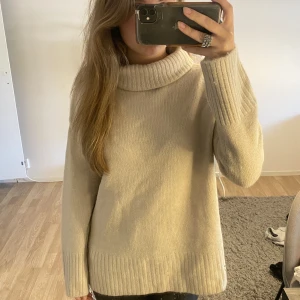 Stickad polotröja  - Super fin tröja från Stories, perfekt nu till hösten, råkade dess värre beställa 2 lika dana där av säljer jag denna🩷 hör av er vid intresse eller frågor😄