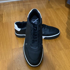 Helt nya skor från Bershka, storlek 43 - Helt nya skor!, Vid funderingar och frågor är det bara och kontakta mig! Och kan mötas upp vid köp, lättare, snabbare, mindre vänte tid och smidigare för oss båda!