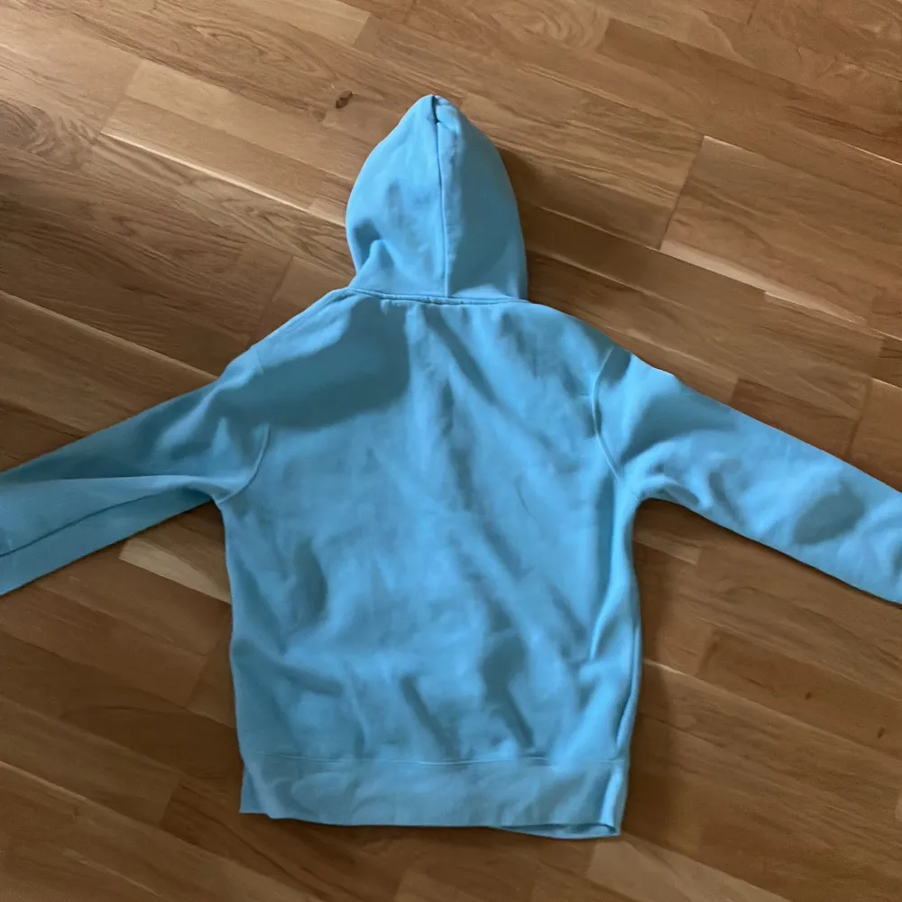 Ljusblå hoodie från Pull&Bear i storlek L. Säljer eftersom jag inte använder, snöret i luvan är borta. DM för frågor. Hoodies.