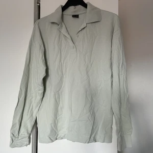 Ljusgrön piké tröja - Ljusgrön pikétröja från Gina tricot, aldrig använd. Storlek XXS men skulle säga mer som en XS
