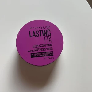 Smink/puder - Ett puder från maybelline som endast är använd fåtal gånger mer än hälften finns kvar