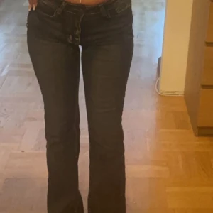 Jeans  - Ett par jätte fina jeans från shein , använda få gånger , Jötte bra skick , Jötte sköna , i strl xs , köpta för 280kr men säljer för 190kr pris gör att diskutera , booutcut 