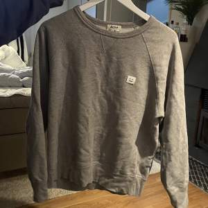 Grå sweatshirt från Acne Studios som min bror säljer. Passar både tjejer och killar