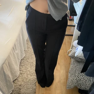 Kostymbyxor  - Svarta midwaist kostymbyxor från Gina. Världens skönaste och snyggaste byxor. Köpt fler🙏🏼