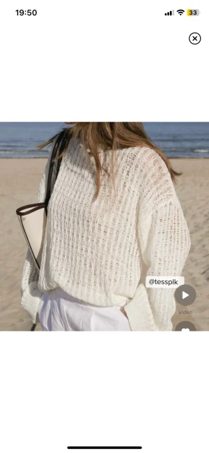 Tröja NAKD - Jättefin tröja från NAKD köpt här på plick, säljer då den inte passade mig. Skulle säga att det är storlek M/L 🤍 finns en liten sminkfläck på armen (se bild) men går säkert enkelt att tvätta bort 