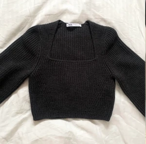 Stickad tröja  - Mörkgrön stickad tröja från zara. Använd fåtal gånger💕