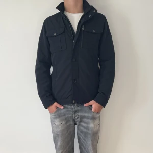 J.Lindeberg Jacka  - J.Lindeberg jacka - storlek M - varan är i fint skick, utan defekter - modellen är 188cm och 83kg -vid frågor eller funderingar är det bara att skriva!