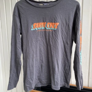 Santa Cruz långärmad t-shirt - Långärmad t-shirt från santa cruz. Mönster på båda ärmar. 