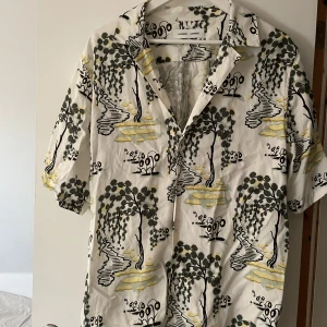 Samsøe Skjorta - Schysst skjorta i size L. Sparsamt använd!