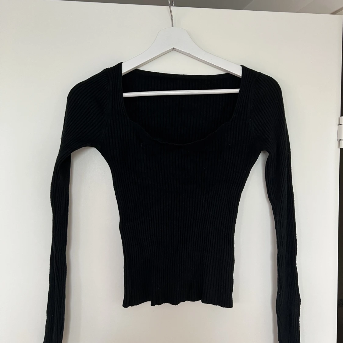 Svart topp med fyrkantig urringning  - 90