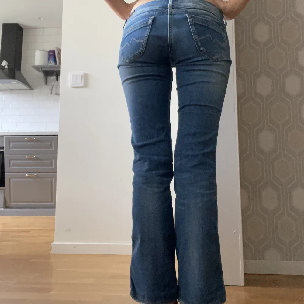 Säljer dessa super snygga jeans från pepe då de är för korta för mig i benen, är 1,68. D är lågmidjade och flared. Tveka inte att höra av dig vid frågor!💕. Jeans & Byxor.