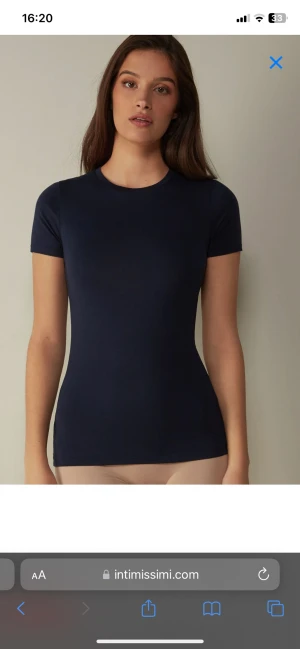 Intimissimi t shirt - Marinblå T shirt från intimissimi i bomull! Den är väldigt stretchig o passar sx-m beroende på hur man vill ha passformen. Använd ett fåtal gånger men inga synliga defekter! Skriv för egna bilder💕(Ny pris: 199kr)