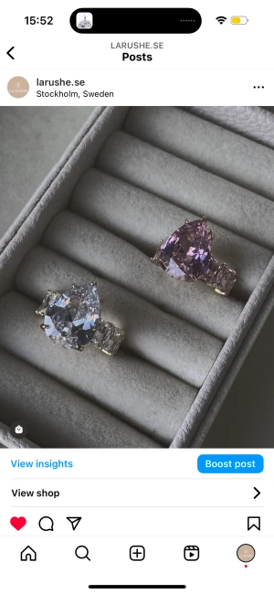Trendiga ringar - Vi började sälja dessa fina ringar innan de stora märkena och innan de blev trendiga på marknaden. Vi har endast några få kvar i rosa, storlek 7. Det går alltid att köpa vår fina paketering med vårt märke på, för endast 30kr.