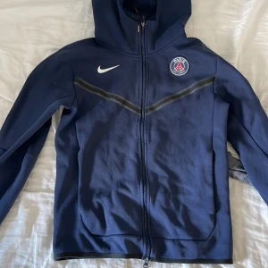 Psg Nike tech  - Den här tröjan är otroligt skön på kalla tillfällen tex vinter eller kalla kvällar.